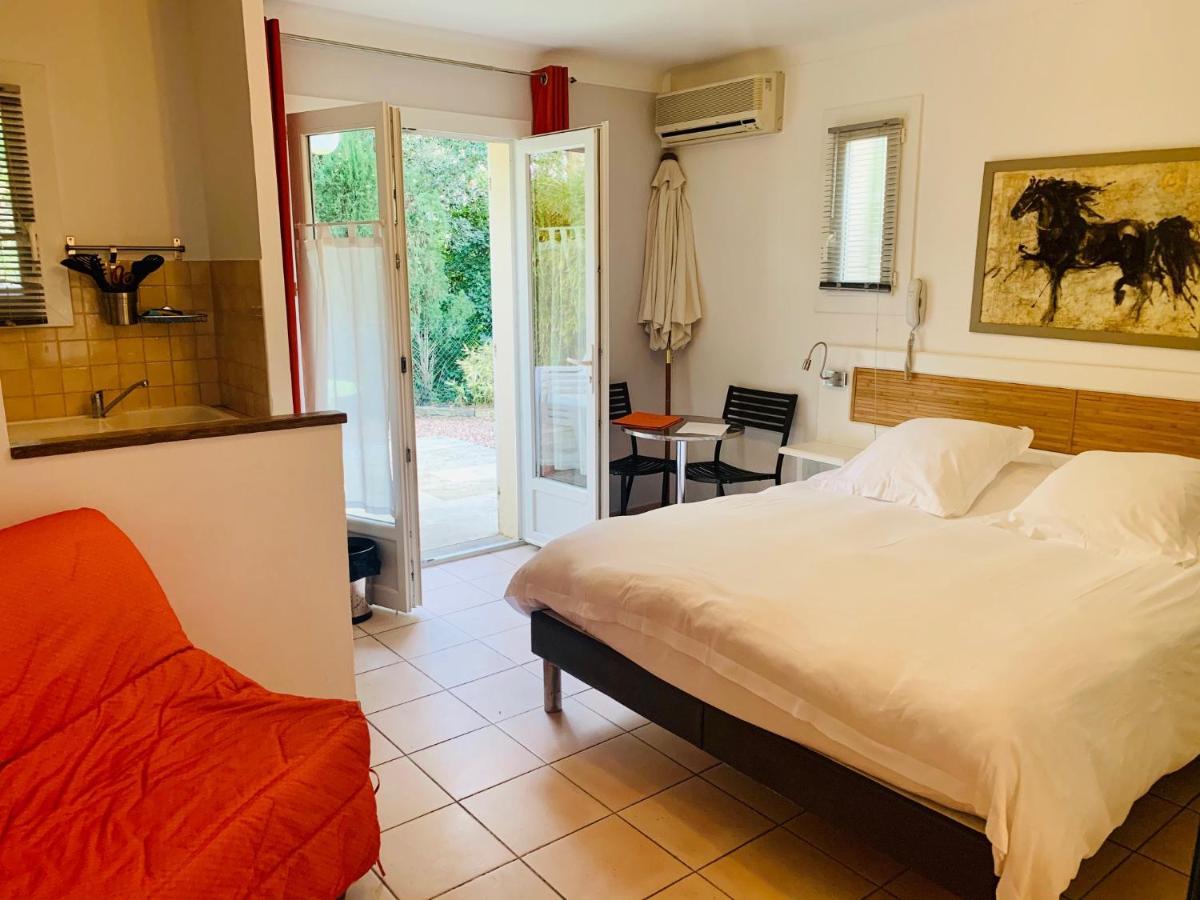 Athena Motel Сен-Агулф Екстериор снимка