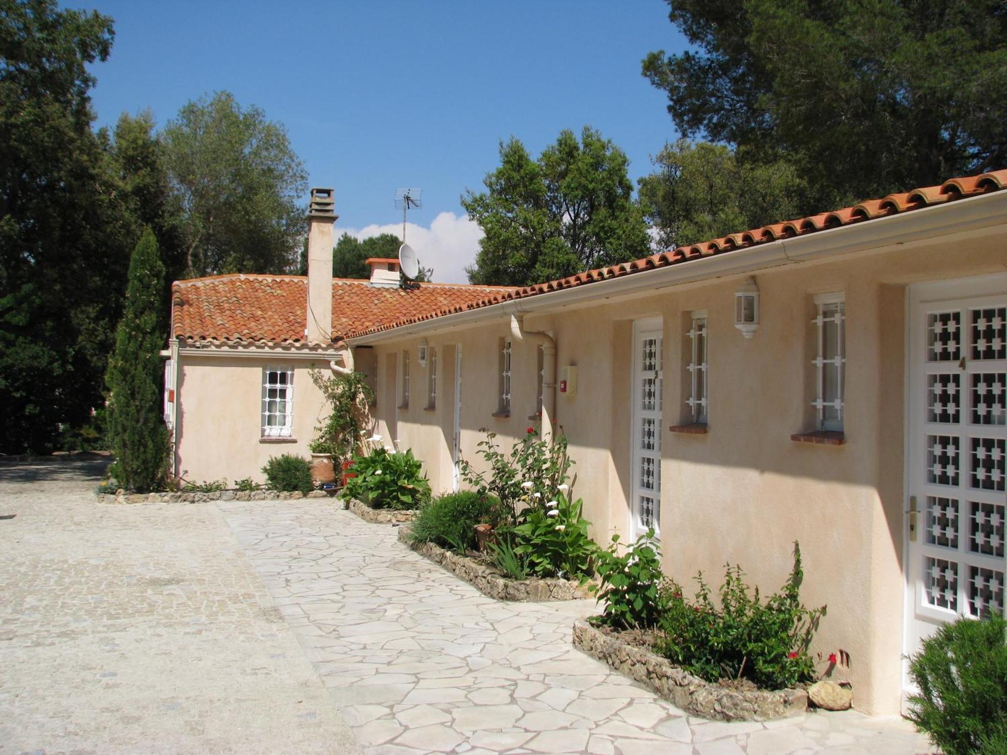 Athena Motel Сен-Агулф Екстериор снимка