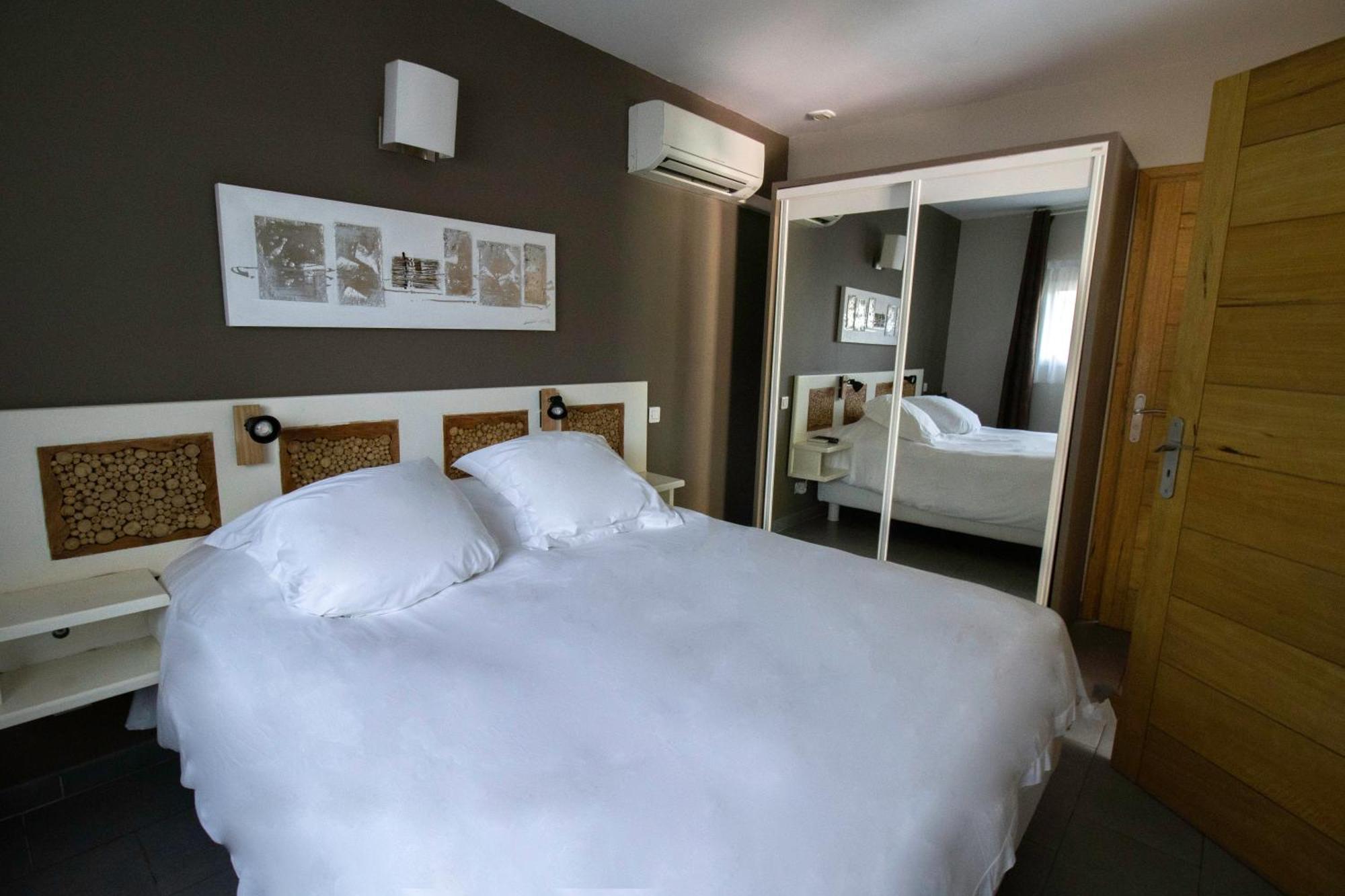 Athena Motel Сен-Агулф Екстериор снимка