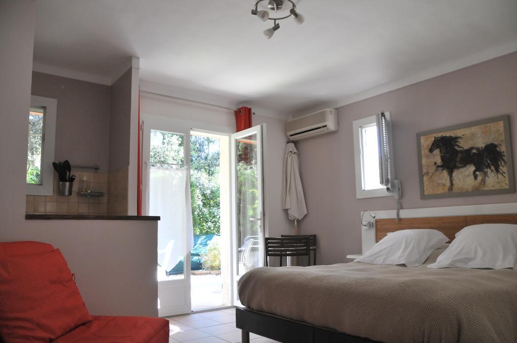 Athena Motel Сен-Агулф Екстериор снимка